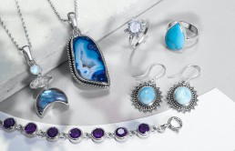 Biżuteria z niebieskim kamieniem — jakie są rodzaje i do czego ją nosić?