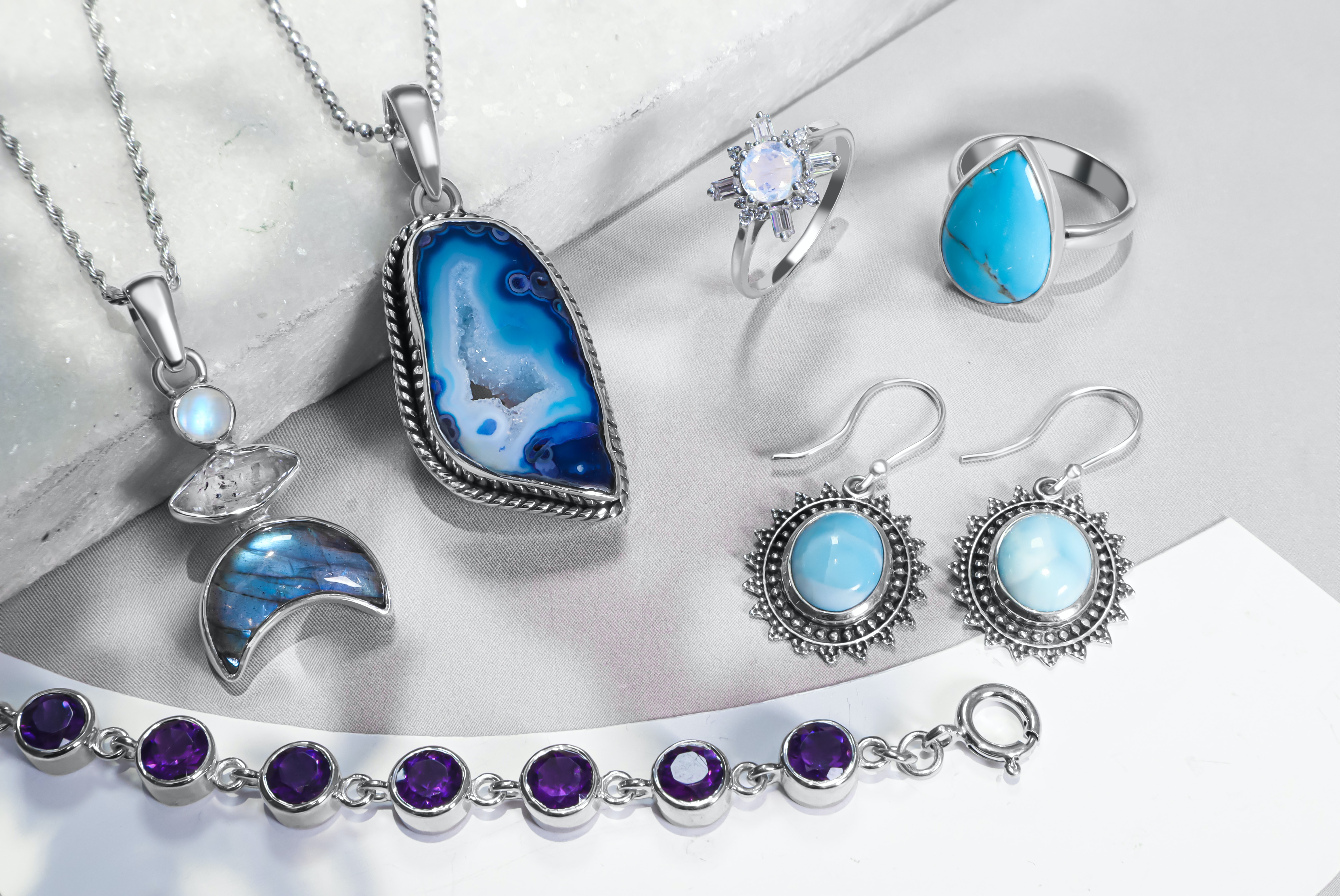 biżuteria z niebieskim kamieniem